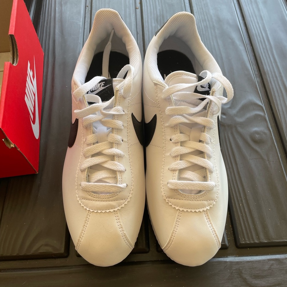 Nike women’s black/white classic Cortez leather
